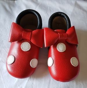 Monkey Feet like new Minnie Mouse Bow Moccs